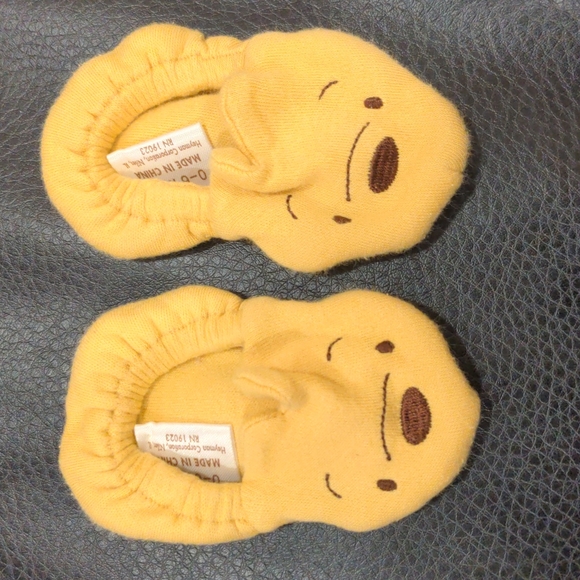 NWOT 😍 Winnie the Pooh newborn slippers - Picture 1 of 4